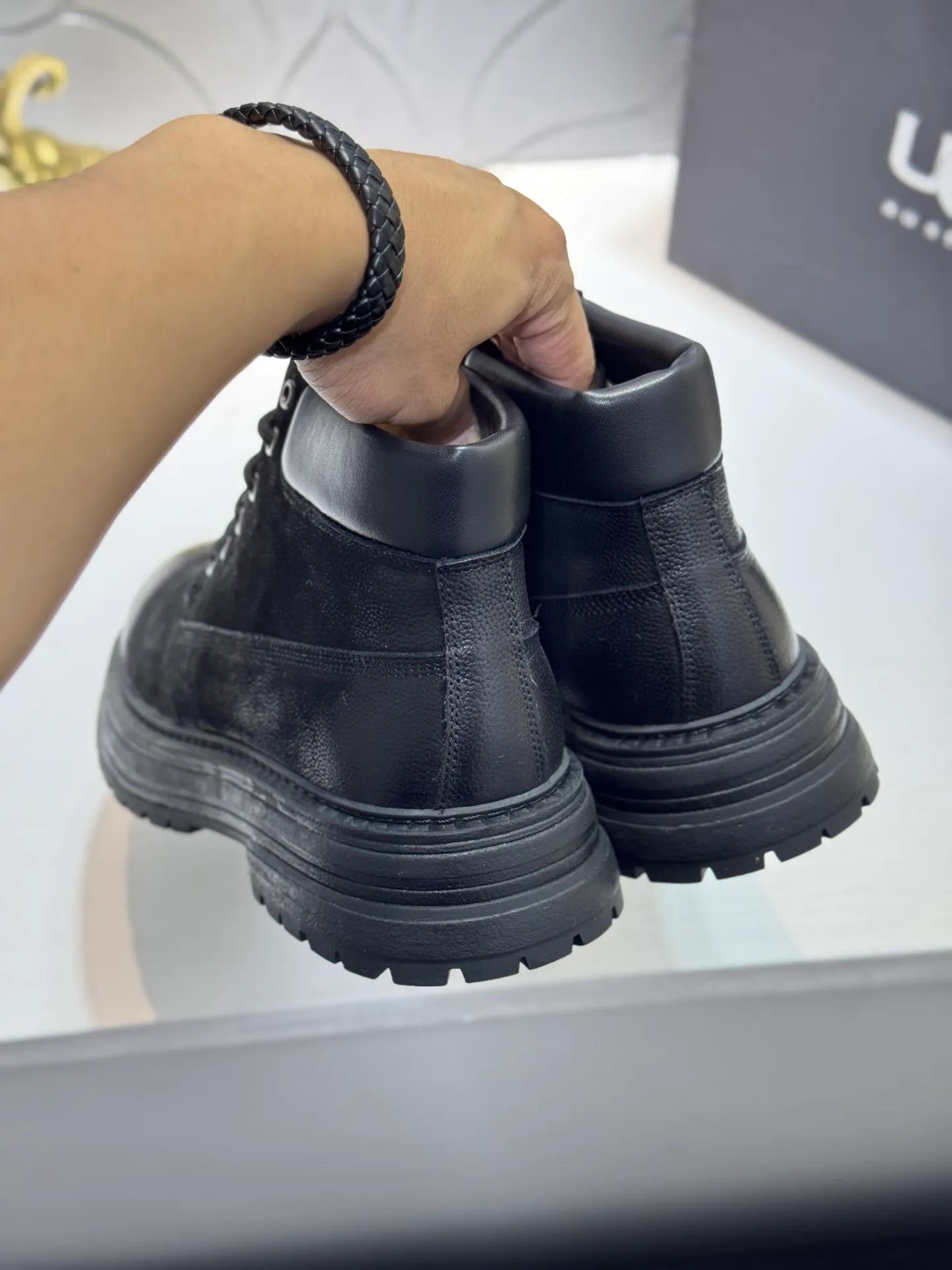 Men's men's shoes 💰660 [New style] 🦥🦥UGG - high-end quality 🔥Australian imported wool 🔥Full fur original single entry and exit counter without pressure, let you feel no replacement 💏The upper is made of first-layer cowhide 'all original Australian wool' Strict men's boots thick wool can be distinguished by the naked eye 💓Real wool keeps warm and does not smell like feet, warms the whole winter ✨Carefully crafted for those who know the goods🔥Size: 38-44 (45 customized